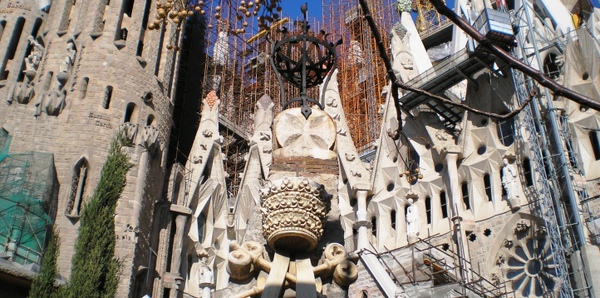 Building_La_Sagrada_Familia_w.jpg