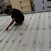 台中沂錠旺居家修繕~台中市南區學府路電梯大樓室內曬衣間矽酸蓋板天花板漏水，上面蓋鐵皮進行鐵皮屋頂漏水抓漏止水工程，鐵皮屋頂抓漏止水工程0977-140-159王先生