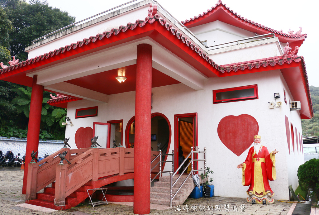 求姻緣桃花 萬里情月老廟 金山財神廟旁 參拜方式 月下仙人 和合二仙 送子觀音 開運五色線 七彩姻緣線 郵票護情符 愛情限時批 海綿飽飽的鳳梨城堡