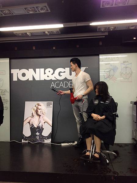 台北市李奇髮型設計師Sophie去進修課程tony&guy學院