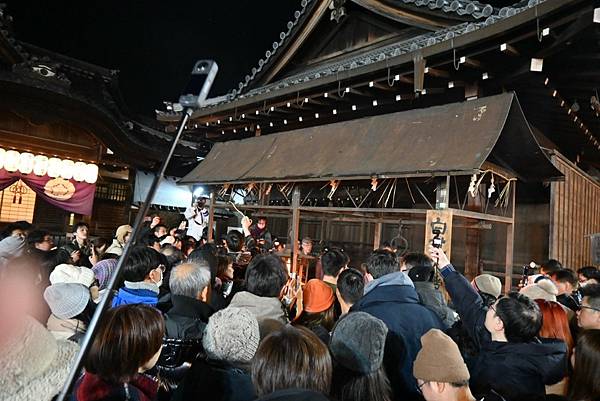【日本京都】八阪神社跨年夜祭典，獨特燒繩子文化，熱鬧的樣子簡