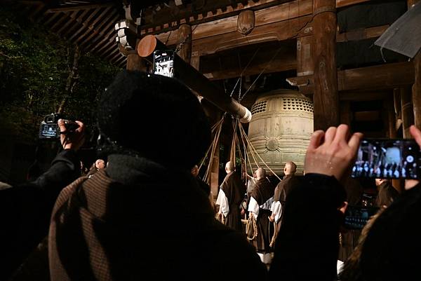 【日本京都】知恩院跨年除夜之鐘，超多僧人才能撞得超巨大鐘，跨