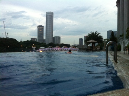1340283066-585267692 Singapore-The Fullerton Hotel精緻小而美的泳池畔