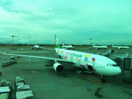 1342969519-3881611571 2012 夏娃航空 台北東京Hello Kitty彩繪機飛行體驗