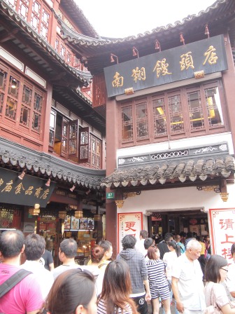 1348842218-450698346 Shanghai-豫園風景拋腦後 小籠包優先之南翔饅頭店