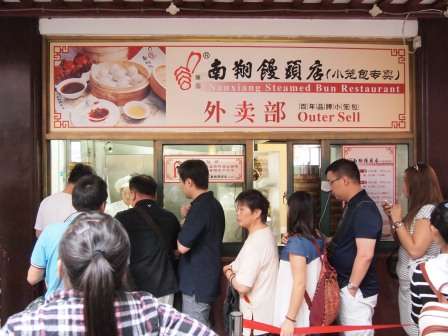 1348842219-362387385 Shanghai-豫園風景拋腦後 小籠包優先之南翔饅頭店