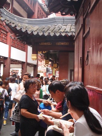 1348842221-4116055769 Shanghai-豫園風景拋腦後 小籠包優先之南翔饅頭店