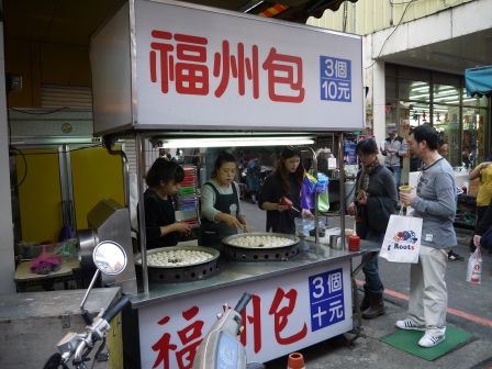 1358867298-2509435689 台中-一中街 白天的夜市?