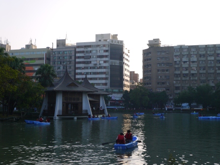 1358867320-3369182794 台中-一中街 白天的夜市?