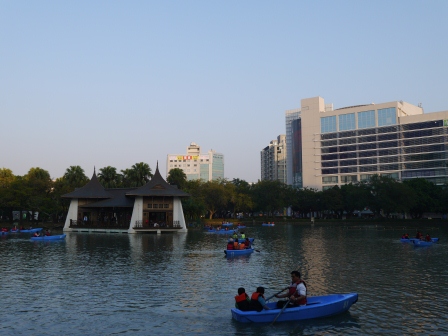 1358867321-2527808886 台中-一中街 白天的夜市?