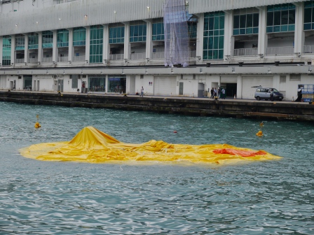 1368855086-3870304884 HK-Rubber Duck還我黃色小鴨來!!!!!
