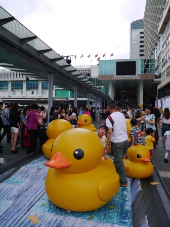 1368855088-1085917407 HK-Rubber Duck還我黃色小鴨來!!!!!