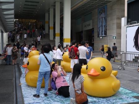 1368855095-4189333792 HK-Rubber Duck還我黃色小鴨來!!!!!