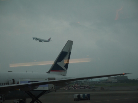 1369319630-2497836814 2103台北香港國泰飛行 一整個無聊到不行