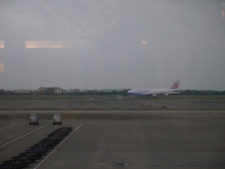 1369319631-2929650850 2103台北香港國泰飛行 一整個無聊到不行