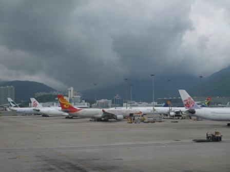 1369319637-1558168699 2103台北香港國泰飛行 一整個無聊到不行
