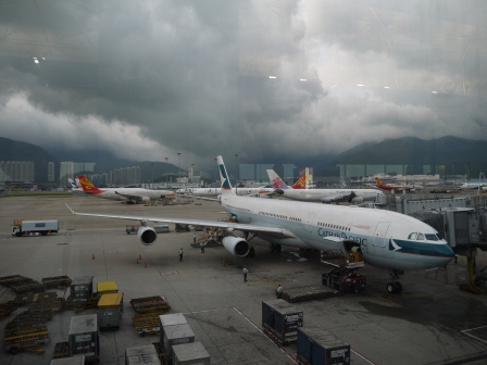 1369319638-2423309386 2103台北香港國泰飛行 一整個無聊到不行