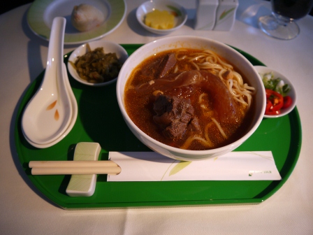 1372633139-3933927406 天際美食(長榮桂冠艙)鼎泰豐紅燒牛肉麵(2013英法德三國四城快速通過之3)