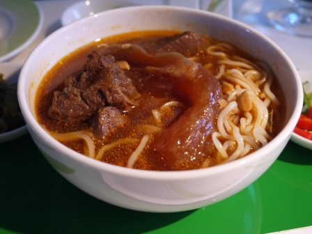 1372633141-1314602524 天際美食(長榮桂冠艙)鼎泰豐紅燒牛肉麵(2013英法德三國四城快速通過之3)
