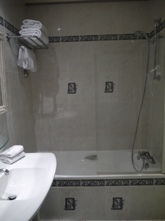 1373473215-331889138 Paris-Hotel Mayfair停留在百年巴黎小酒店(2013英法德三國四城快速通過之13)