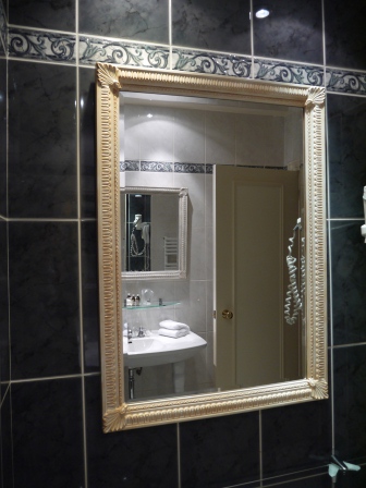 1373473216-3125022442 Paris-Hotel Mayfair停留在百年巴黎小酒店(2013英法德三國四城快速通過之13)