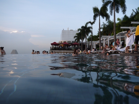 1373689803-3921750395 Singapore-Marina Bay Sands Infinity Pool金沙酒店57樓無邊際游泳池