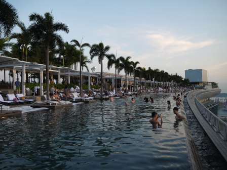 1373689806-2851259535 Singapore-Marina Bay Sands Infinity Pool金沙酒店57樓無邊際游泳池