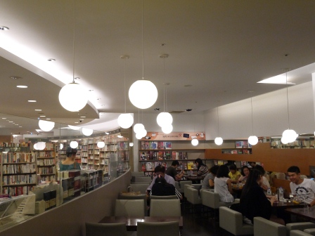 1379225622-1990557915 松山-K's Cafe伴著書香來杯咖啡吧(微風廣場5F)