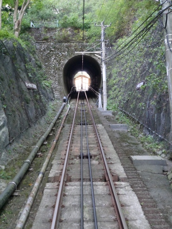 1380882032-1059064090 Takaosan-高尾山Cable 怎麼這麼陡...
