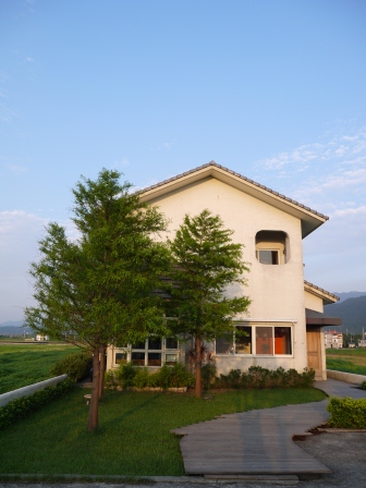 1381304837-1155770209 頭城-合盛66 田中央白色小屋內的輕鬆 這民宿一定要推薦