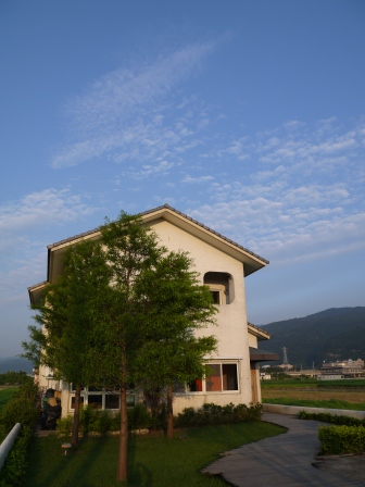1381304839-4059125257 頭城-合盛66 田中央白色小屋內的輕鬆 這民宿一定要推薦