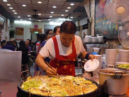 1381544838-58050284 大同-寧夏夜市初體驗 東西好吃環境好 圓環邊蚵仔煎/里長伯臭豆腐/林記燒麻糬/詹記雞腳翅