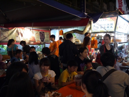 1381544841-2560732507 大同-寧夏夜市初體驗 東西好吃環境好 圓環邊蚵仔煎/里長伯臭豆腐/林記燒麻糬/詹記雞腳翅