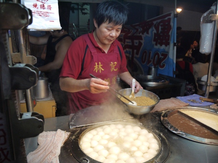1381544842-1583911710 大同-寧夏夜市初體驗 東西好吃環境好 圓環邊蚵仔煎/里長伯臭豆腐/林記燒麻糬/詹記雞腳翅