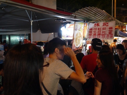 1381544842-779888794 大同-寧夏夜市初體驗 東西好吃環境好 圓環邊蚵仔煎/里長伯臭豆腐/林記燒麻糬/詹記雞腳翅