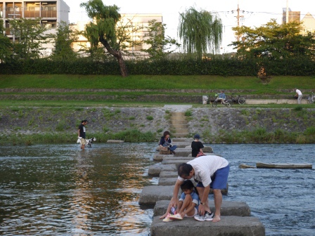 1384428231-3649294114 Kyoto-京都鴨川 好一個清涼清澈的鴨川時間