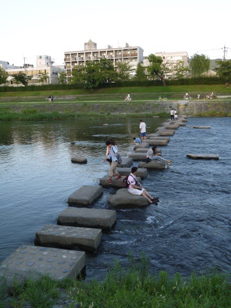 1384428500-1384081994 Kyoto-京都鴨川 好一個清涼清澈的鴨川時間