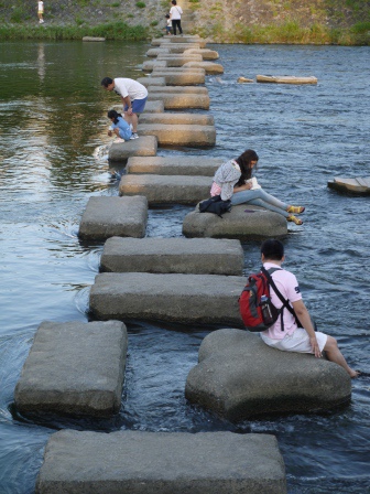 1384428516-2223005961 Kyoto-京都鴨川 好一個清涼清澈的鴨川時間