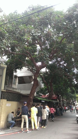 1386414595-1829903010 新竹-東園國小旁茄苳大樹下麵店 排隊名店但非常沒規劃