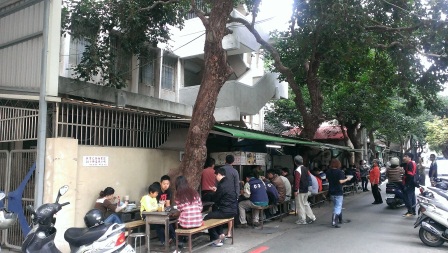 1386414597-3382807677 新竹-東園國小旁茄苳大樹下麵店 排隊名店但非常沒規劃