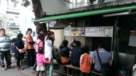 1386414599-3193753323 新竹-東園國小旁茄苳大樹下麵店 排隊名店但非常沒規劃