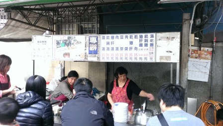 1386414599-886667885 新竹-東園國小旁茄苳大樹下麵店 排隊名店但非常沒規劃