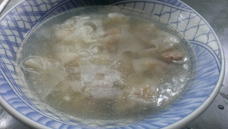 1386414606-2673696250 新竹-東園國小旁茄苳大樹下麵店 排隊名店但非常沒規劃