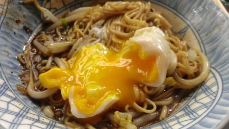 1386414606-775557202 新竹-東園國小旁茄苳大樹下麵店 排隊名店但非常沒規劃