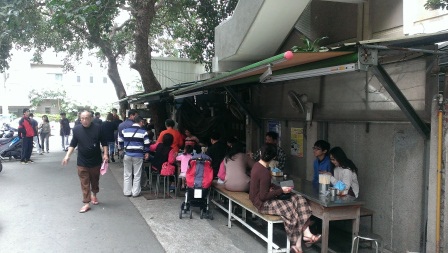 1386414607-3314062111 新竹-東園國小旁茄苳大樹下麵店 排隊名店但非常沒規劃