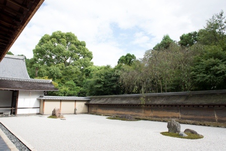 1386505891-1040146810 Kyoto-龍安寺 枯山水 巧妙的15顆石頭排列 永遠只看到14顆