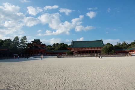 1386603019-327819261 Kyoto-平安神宮 撇見大鳥居才停留的景點