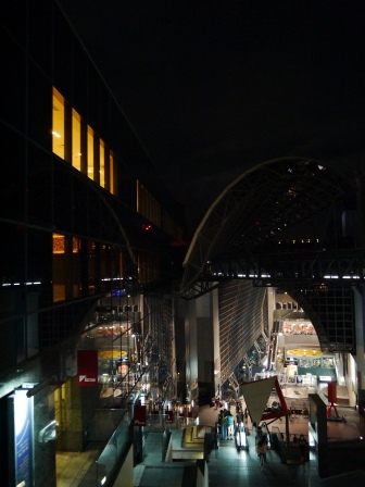 1387024834-340849508 Kyoto-京都車站 是車站是百貨公司也是觀光景點