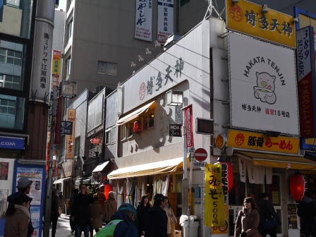1387981135-3613466088 Shinjuku-博多天神拉麵 湯頭濃郁高麗菜辣醬加分