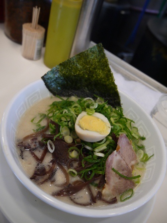 1387981582-2116041195 Shinjuku-博多天神拉麵 湯頭濃郁高麗菜辣醬加分